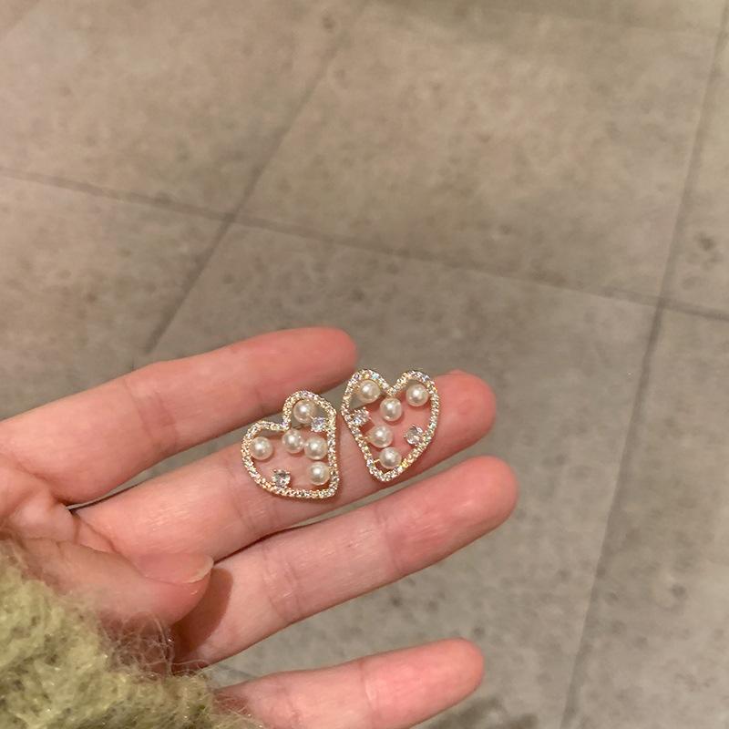 Temperament simple pearl love stud earrings women's light luxury niche design sense high sense Korean versatile earrings ear jewelry
