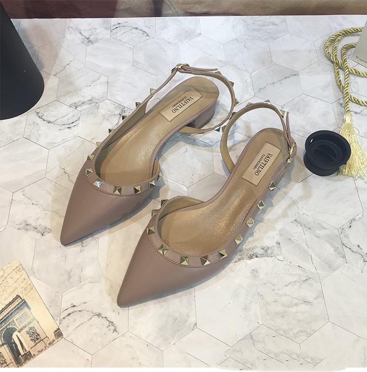 Sandales rivetées pour femmes, nouvelles chaussures plates pointues en cuir laqué Baotou Temperament, talons hauts, tailles 33 à 41, 2024