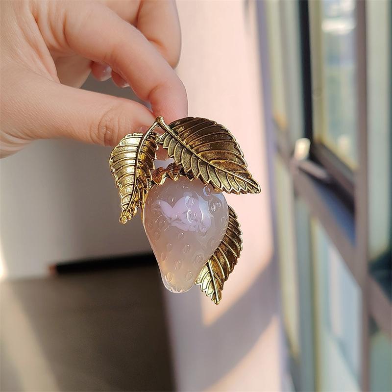 Creative Jelly Resin Strawberry Brooch Sweet Fruit Brooch Ladies Coat Jacket Accessory Pin