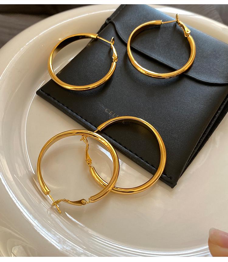 Brincos Argola Letra Retrô de Luxo 2025 para Mulheres - Grandes, Elegantes, Design em Metal