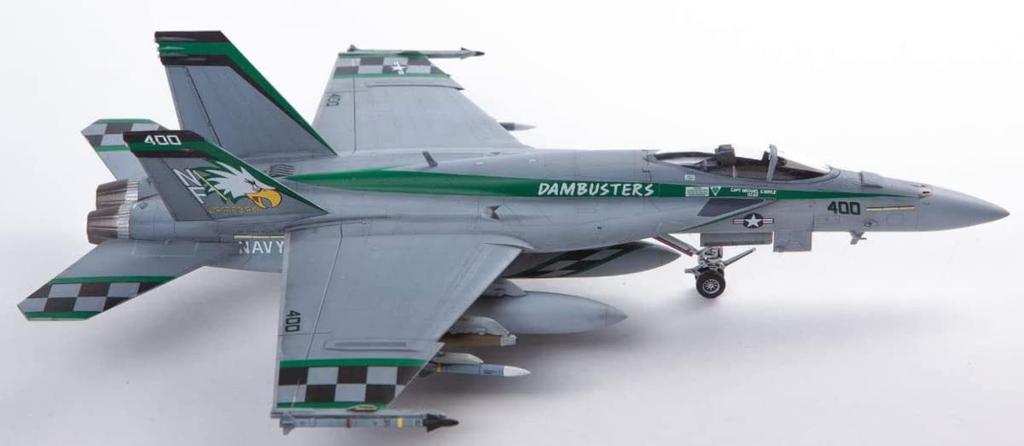 Plastikový model amerického námořnictva Super Hornet Chippy Ho v měřítku 1/72 od Doyusha. Úžasný! Č. 7 F/A-18E VFA-195 Barevně kódovaný