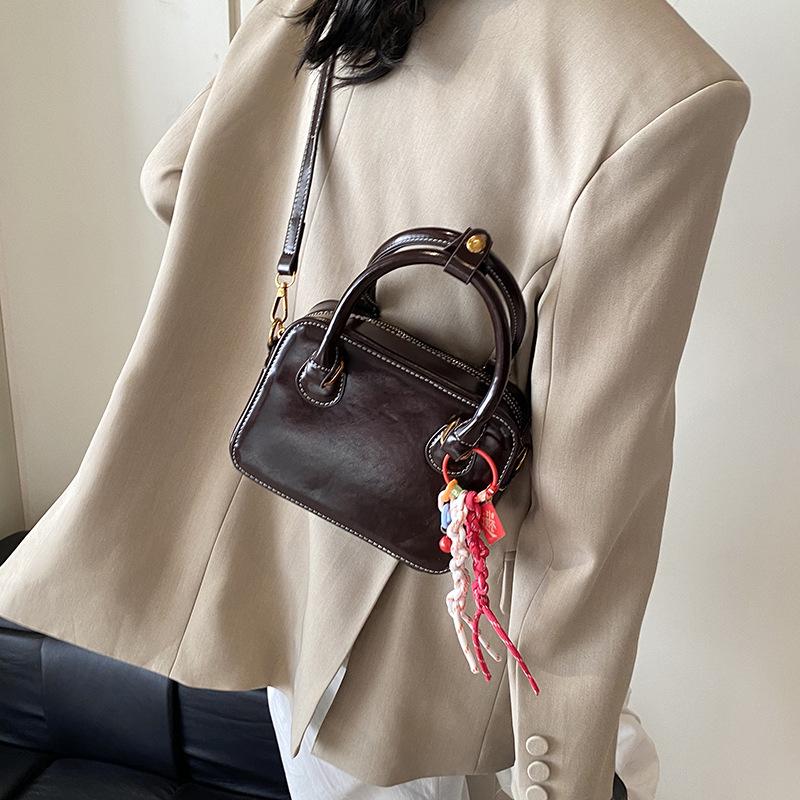 Retro Niche Bag Women's 2025 New Autumn and Winter Versatile Messenger Bag High-end Fashion Portable Small Square Bag