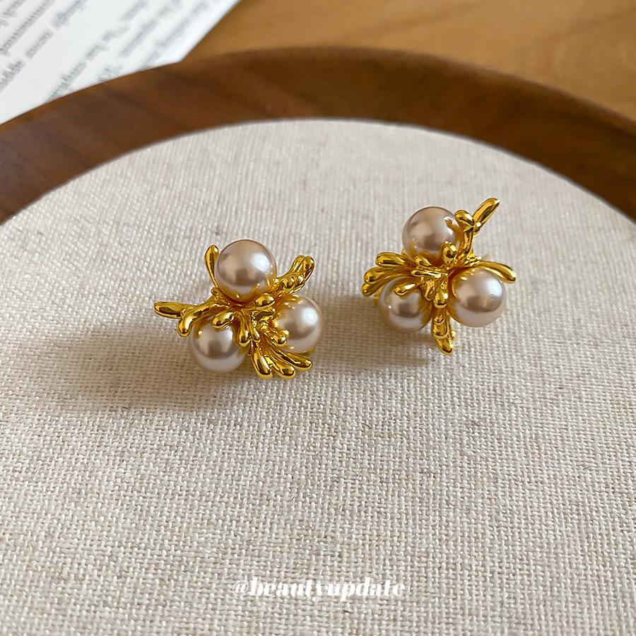 New French Retro Metal Fireworks Pearl Stud Earrings Femininity Light Luxury Versatile Elegant Earrings Wholesale