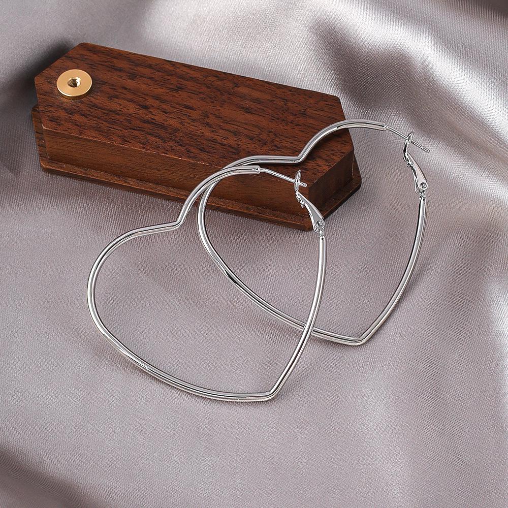 Exaggerated Heart-Shaped Hoop Earrings for Women - Minimalist and Versatile Ear Cuff Accessories