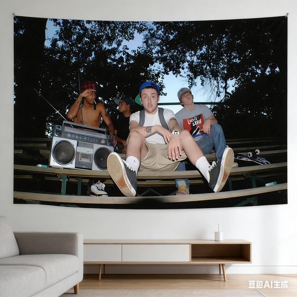 1 szt. Mac Miller HipHop Vintage Gobelin Poliester Płaski Wiszący na Ścianę 2D Dekoracja dla Fana Rapu do Sypialni Streetwear Wystrój Akcent Pokoju
