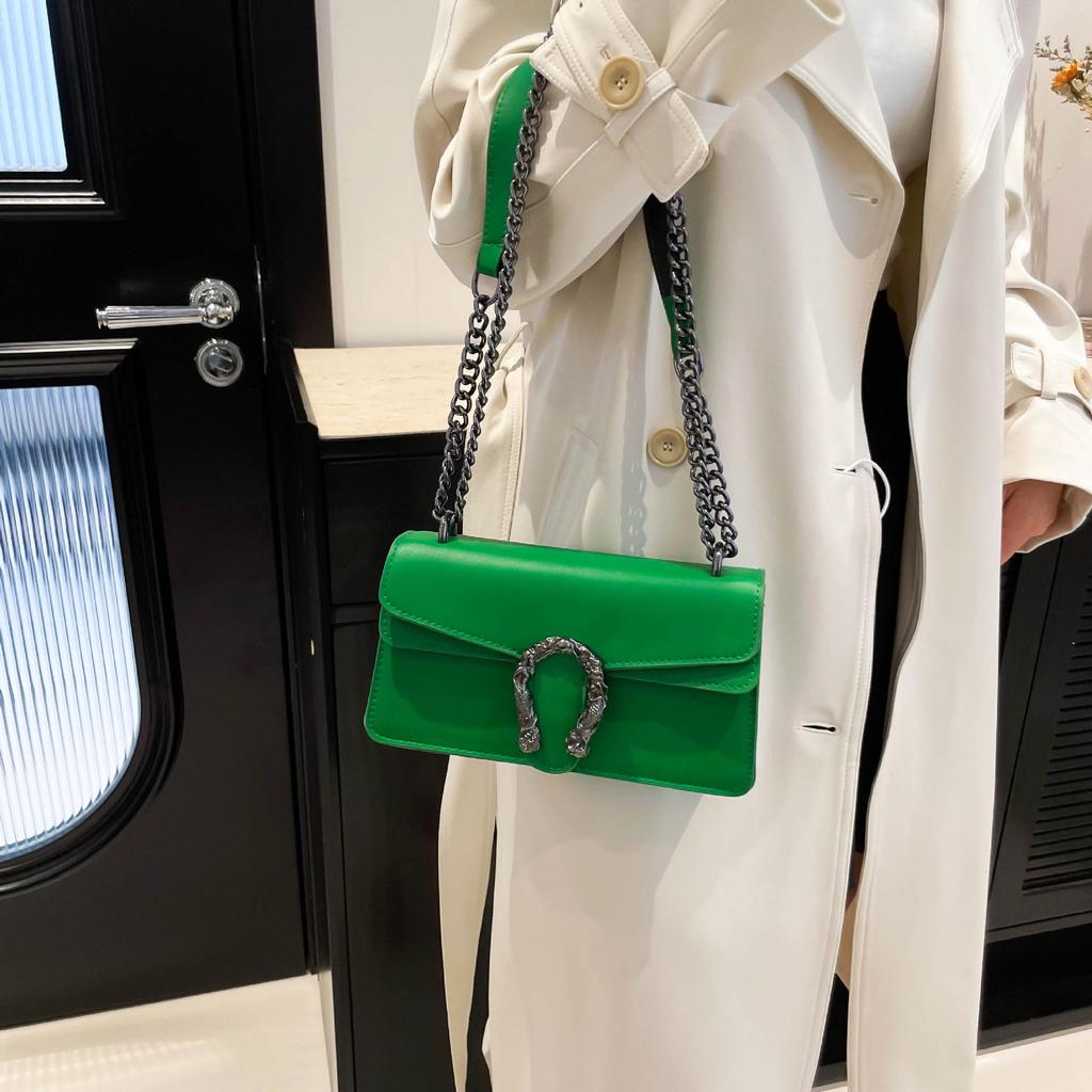 Modna kwadratowa torebka crossbody na łańcuszku damska 2025