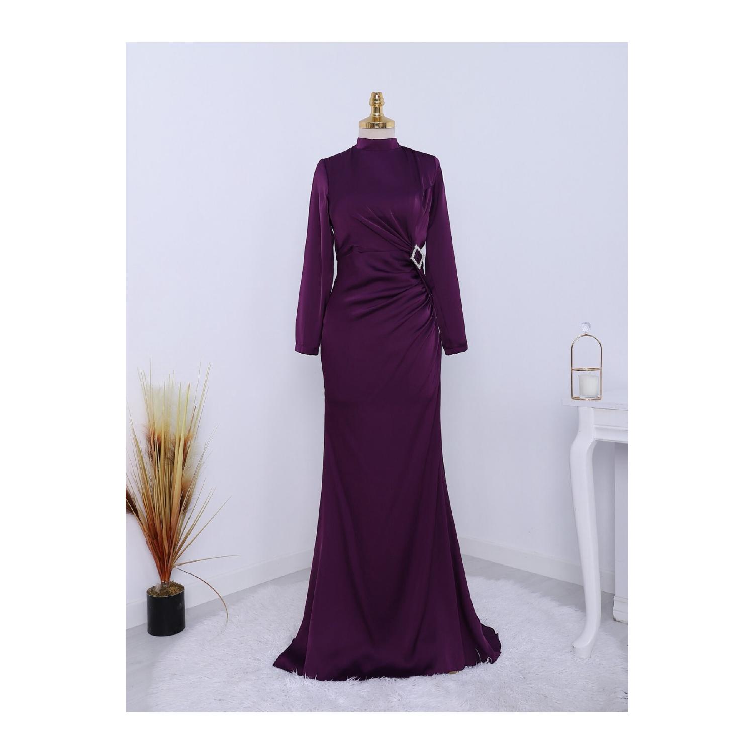 

Атласное вечернее платье со сборками по бокам и отделкой камнями Така