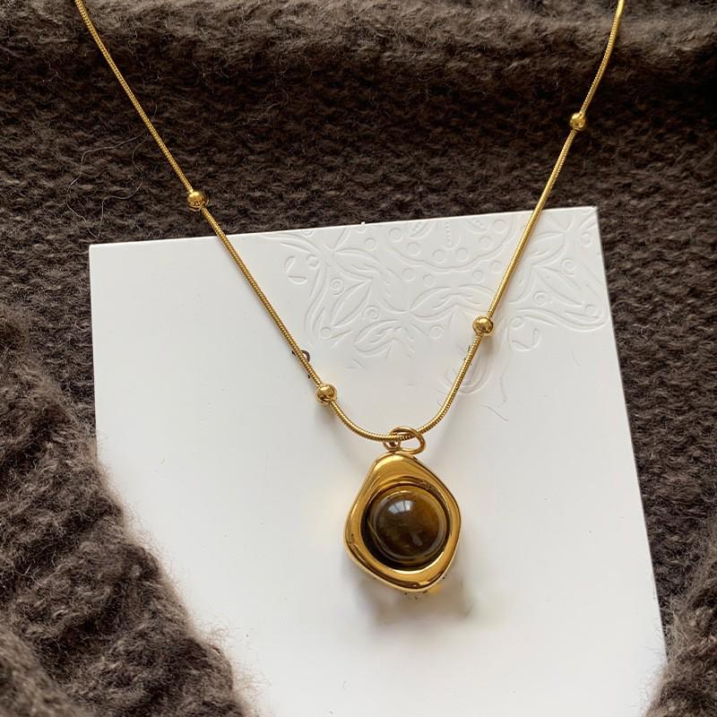 Retro Tiger Eye Stone Necklace - Versatile Maillard Style for Autumn & Winter Sweaters, High-End Luxury Accessory.