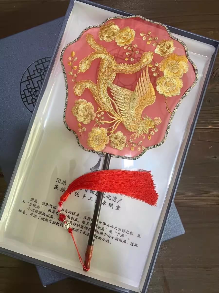 

Феникс, носящий пион, круглый, чернильный юбилейный веер, вышитый оригинальным радостным стилем, групповой веер, свадебный веер, ципао, ханьфу, древний стиль