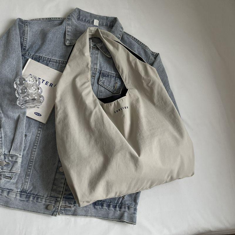 

Преппи Стиль Большая Вместимость Легкая Сумка-Тоут из Нейлоновой Ткани Женская Новое Поступление Артистичная Ретро Студенческая Сумка для Занятий Дорожная Сумка на Плечо Beige