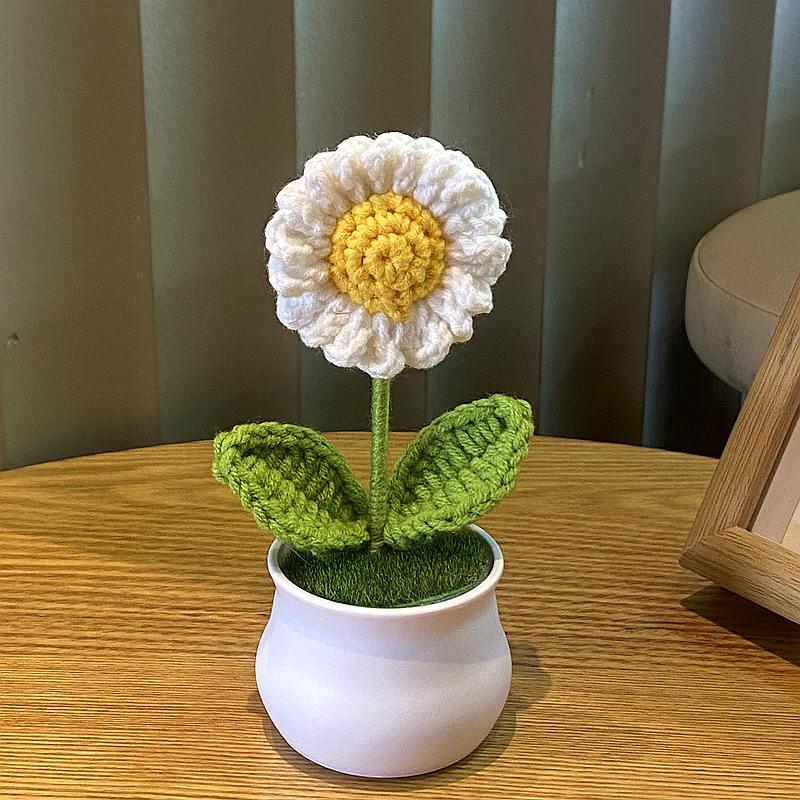 Ručně vyráběná háčkovaná kytice konvalinek a slunečnic