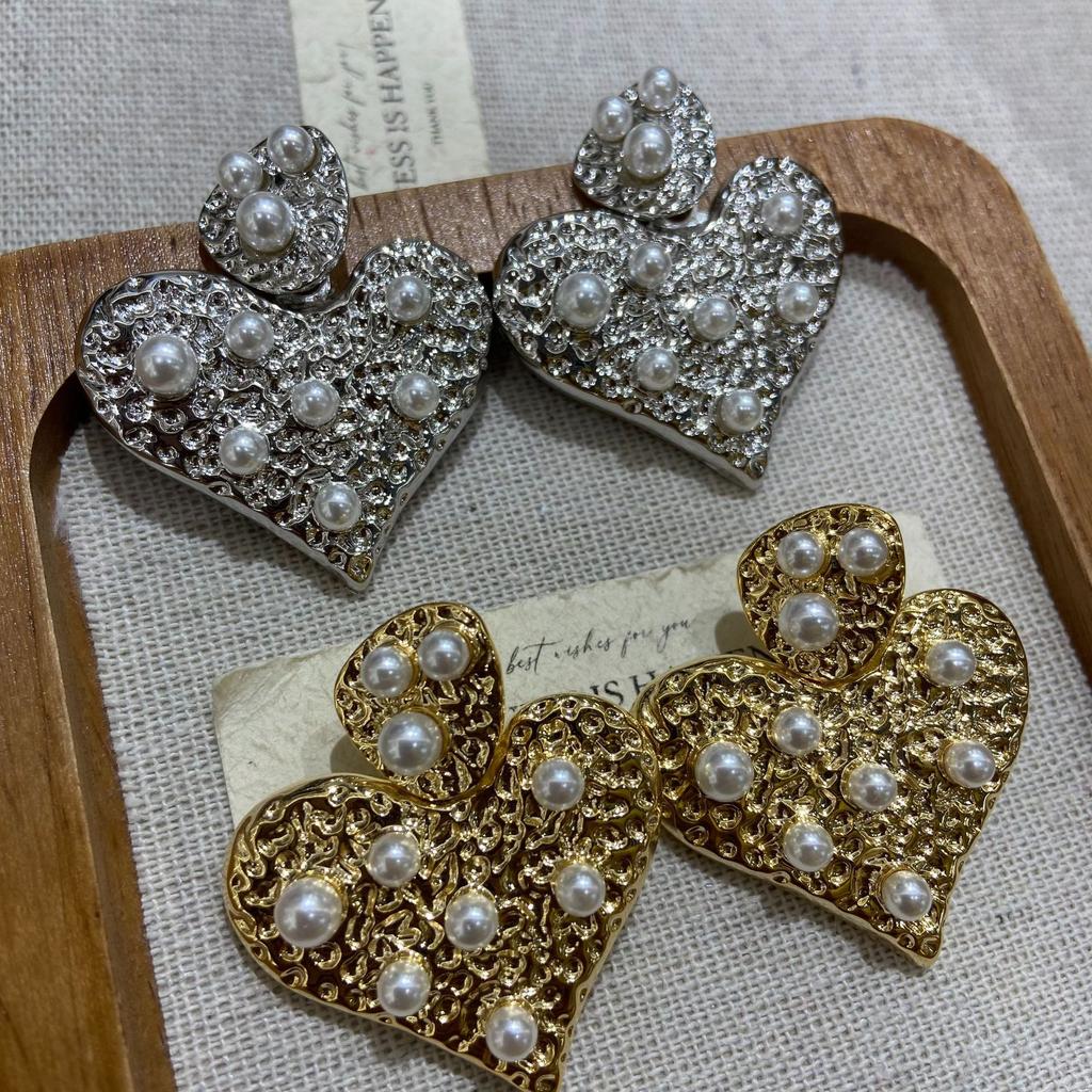 Love Stud Earrings Fashion Heart Earrings Women Exaggerated Personality Light Retro Earrings Design