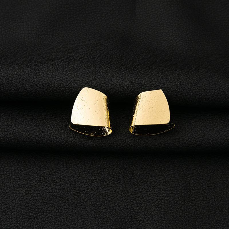 Exaggerated Irregular Atmosphere High-End Jewelry Metal Pleats Round Buttons Women'S Stud Earrings