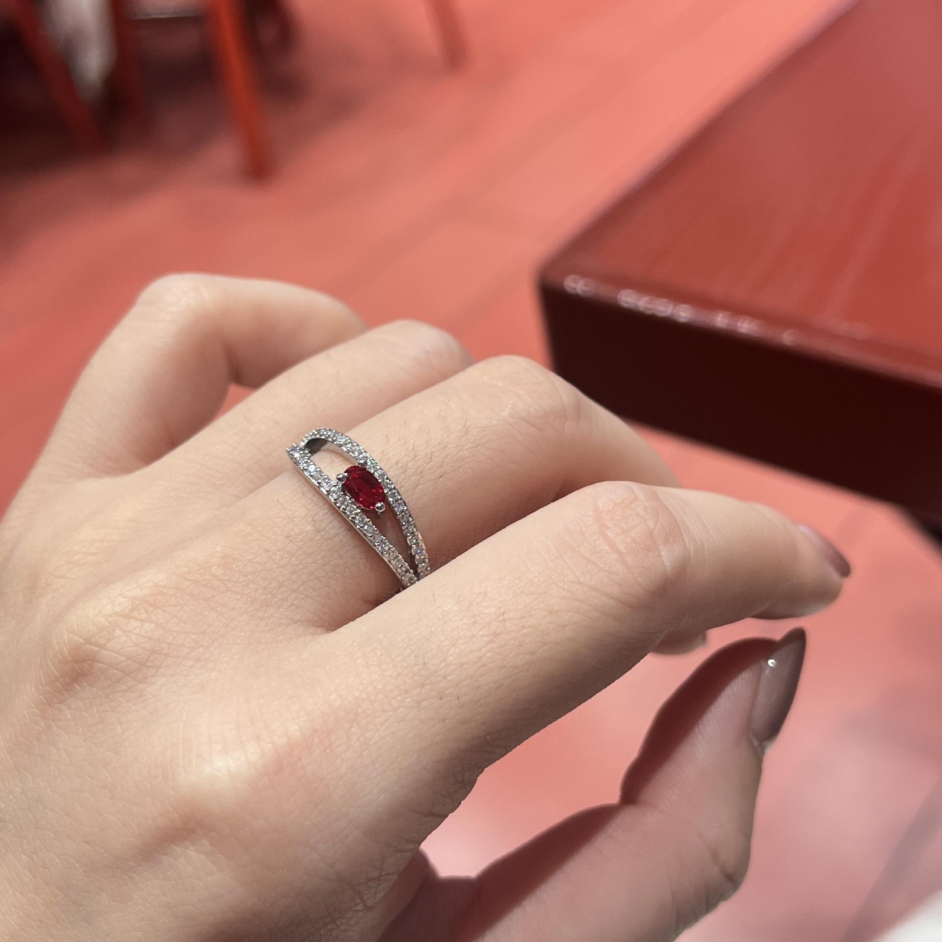 

Light Luxury Elegant Banquet White Temperament Ring Pigeon Blood Ruby Diamond Ring High Sense Finger Ring
