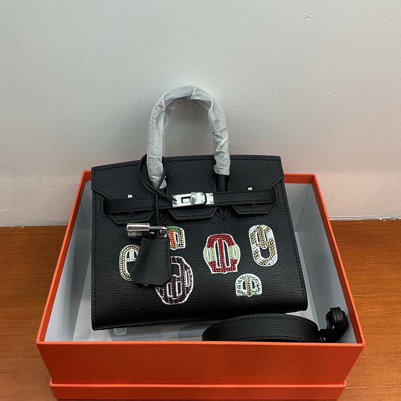 

High-end custom-made top layer cowhide platinum bag, beaded embroidered badge handbag, high-end single-shoulder crossbody bag for women 20cm чорний