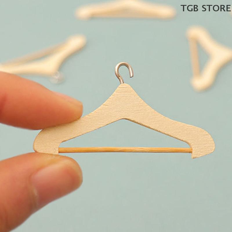 1Pcs Mini Wooden Hanger Mini Dollhouse Coat Hanger Toys Doll Accessories Doll House Decorative