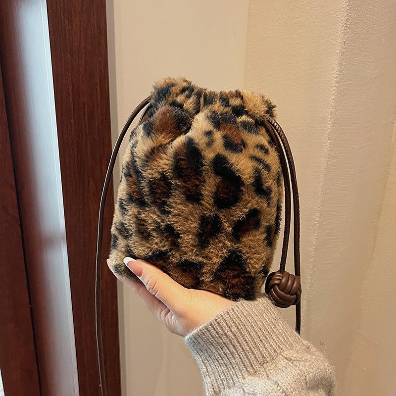 Plush Bag Women's 2025 Autumn and Winter Niche Leopard Print Shoulder Bag Popular Fashion Commuter Messenger Bucket Bag