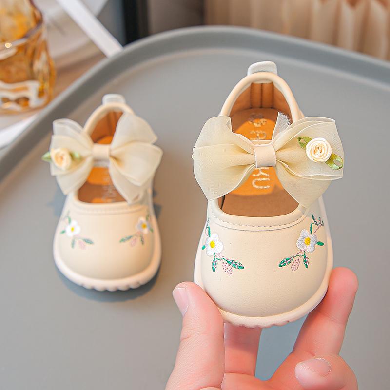 

Кожаные туфли для маленьких девочек, вышитые, милые, для малышей и детей, для ходьбы, на мягкой подошве, модные в 2025 году, детские балетки, нескользящие, на шнуровке, с бантами 16 бежевый