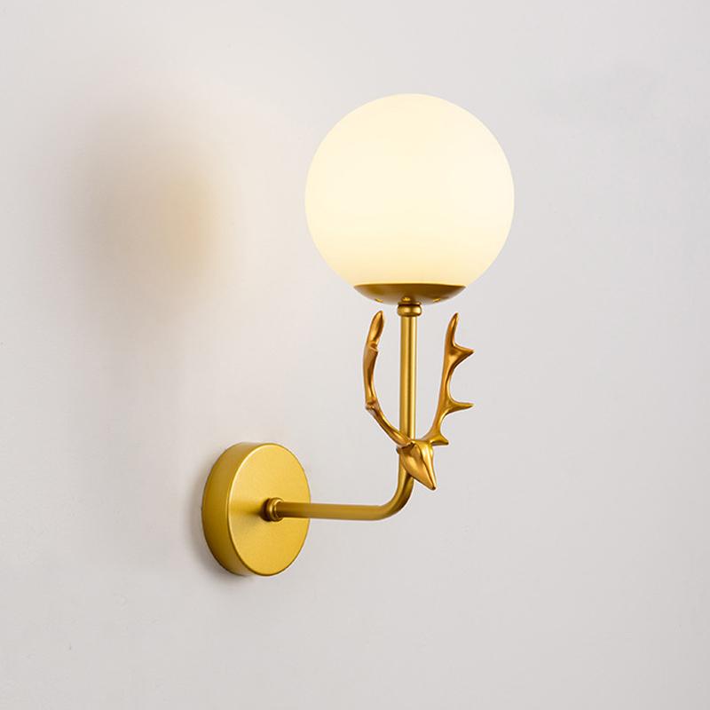 Die Wandlampe im Wohnzimmer ist einfach und modern, und das nordische Geweihschlafzimmer ist kreativ. Die Flur- und Balkontischlampe