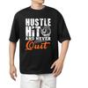 „Hustle Hit & Never Quit“ – Lustige Baseball-Sprüche auf diesem Baseball-T-Shirt für Damen und Herren (Unisex)