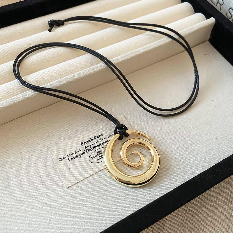 Brushed water drop love pendant, pull-out necklace, simple and high-end sweater chain, niche cold wind necklace jewelry