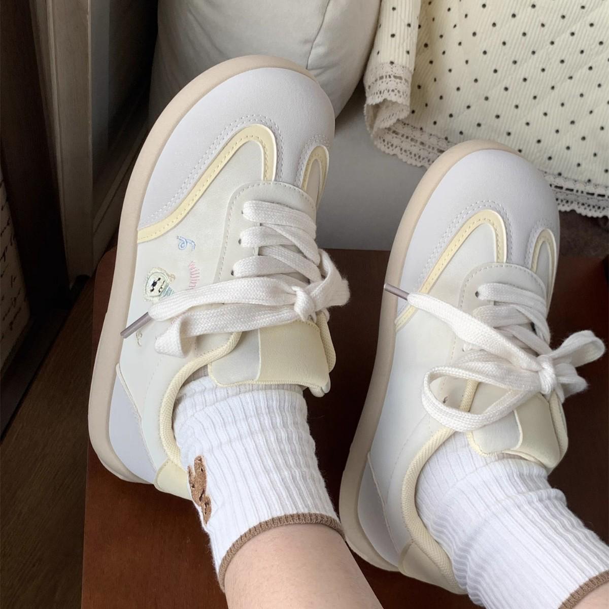 

2025 Chic Hong Kong Style Women s Thick-Soled White Athletic Shoes: Ugly-Cute Retro German Trainer with Big Head Design 39