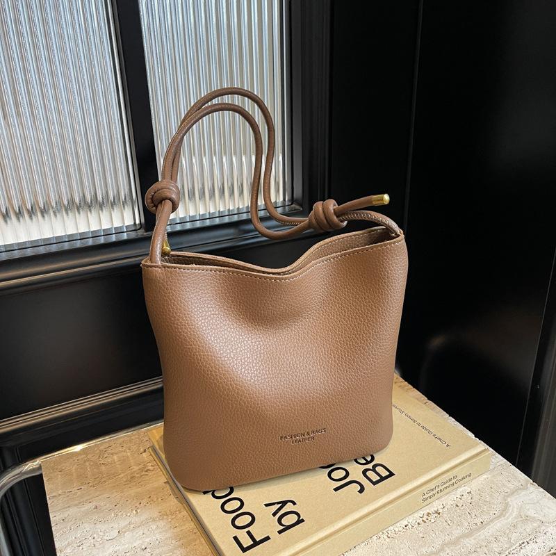 

Retro high-end sense niche underarm bag women s 2025 new simple bucket bag fashionable shoulder messenger bag коричневый