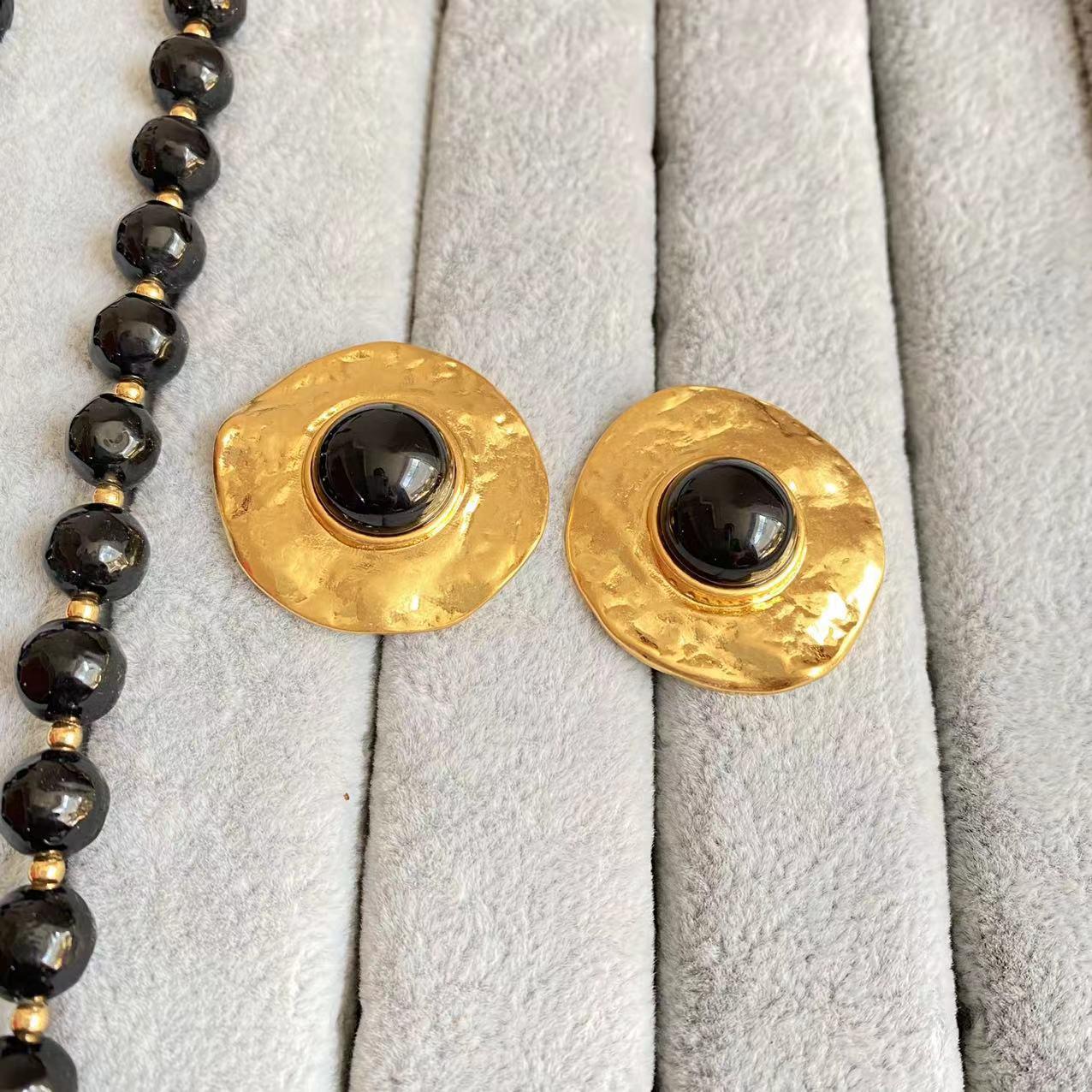 

Винтажный комплект из ожерелья из стеклянных камней и серег с оборками