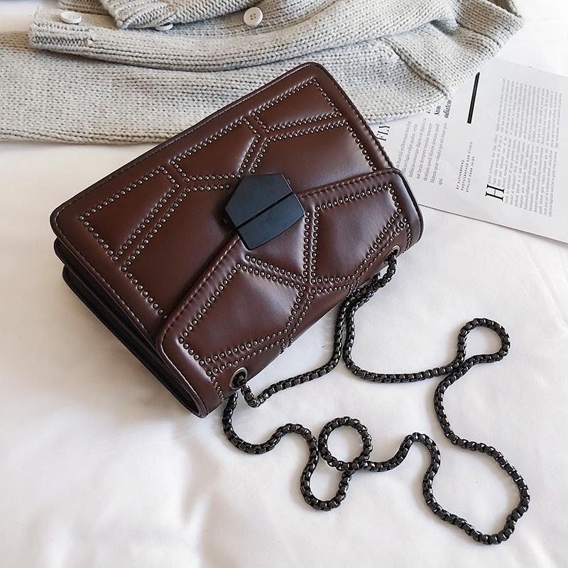 

Маленькі жіночі сумки на плече з ланцюгом із заклепками, модна невелика квадратна сумка через плече з клапаном із штучної шкіри, дизайнерська сумочка кавовий