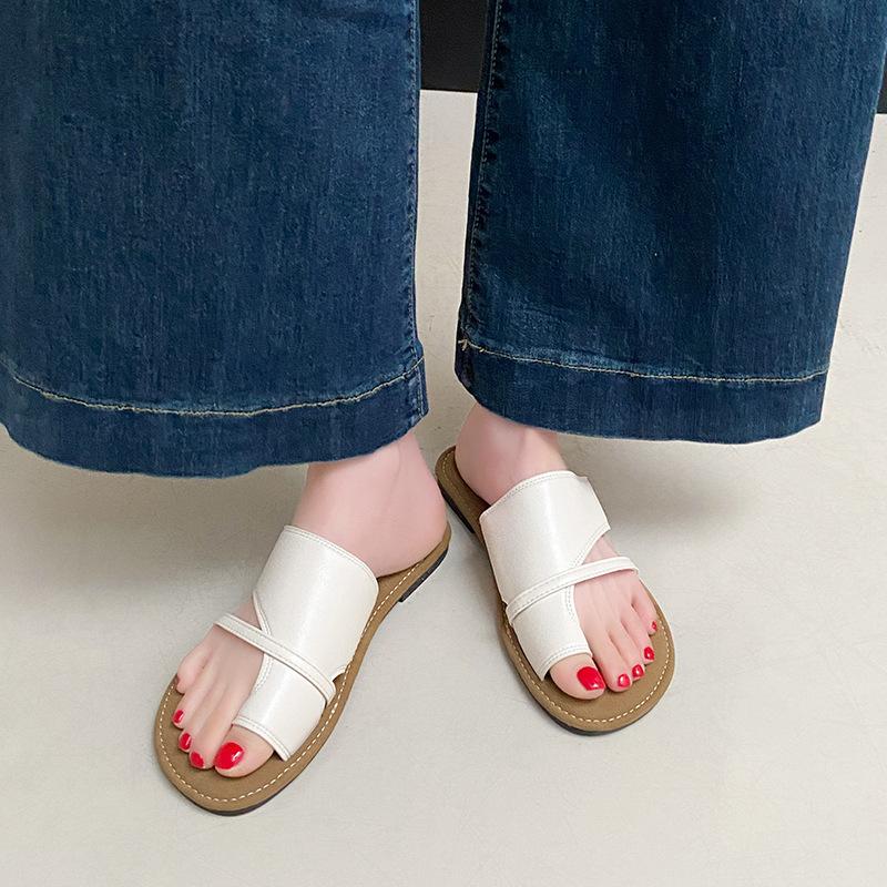 

Ретро шлепанцы с открытым носком женские летние новые для улицы с юбкой нишевые на плоской подошве на одной перемычке мягкая подошва пляжные прохладные шлепанцы 40