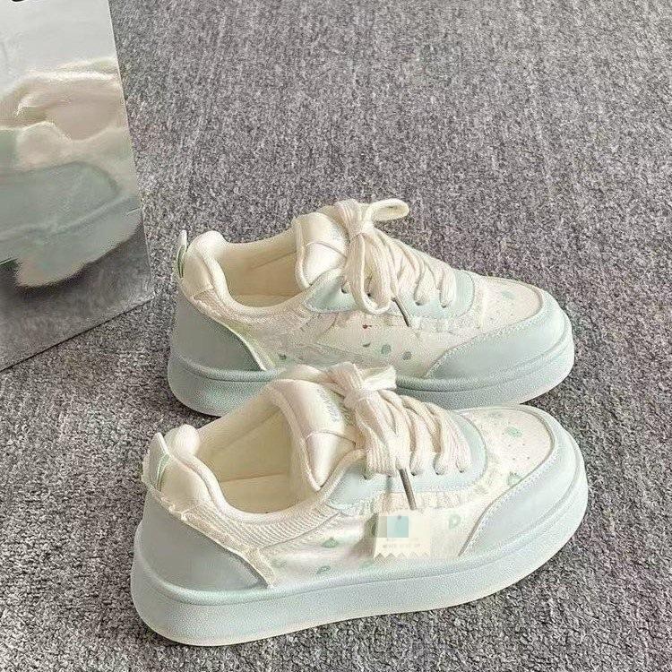 With skirts, casual little white shoes, women's 2025 autumn new Korean version of sports versatile board shoes, heightening and lightweight bread shoe