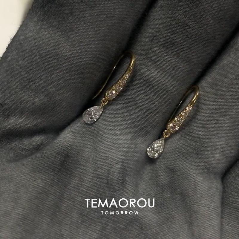 Ohrringe aus 18 Karat Gold mit Zirkonia-Quaste in Tropfenform – elegantes, leichtes Luxus-Design