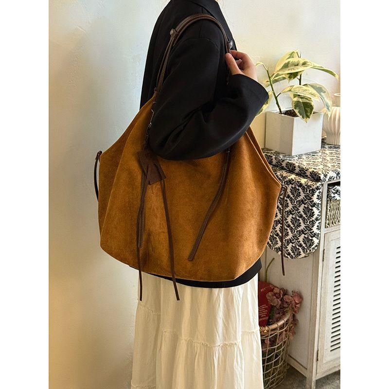 Tote Bag - Large Capacity Commuter Handbag with An Underarm Compartment, Small and Trendy, with A Single Shoulder Strap.