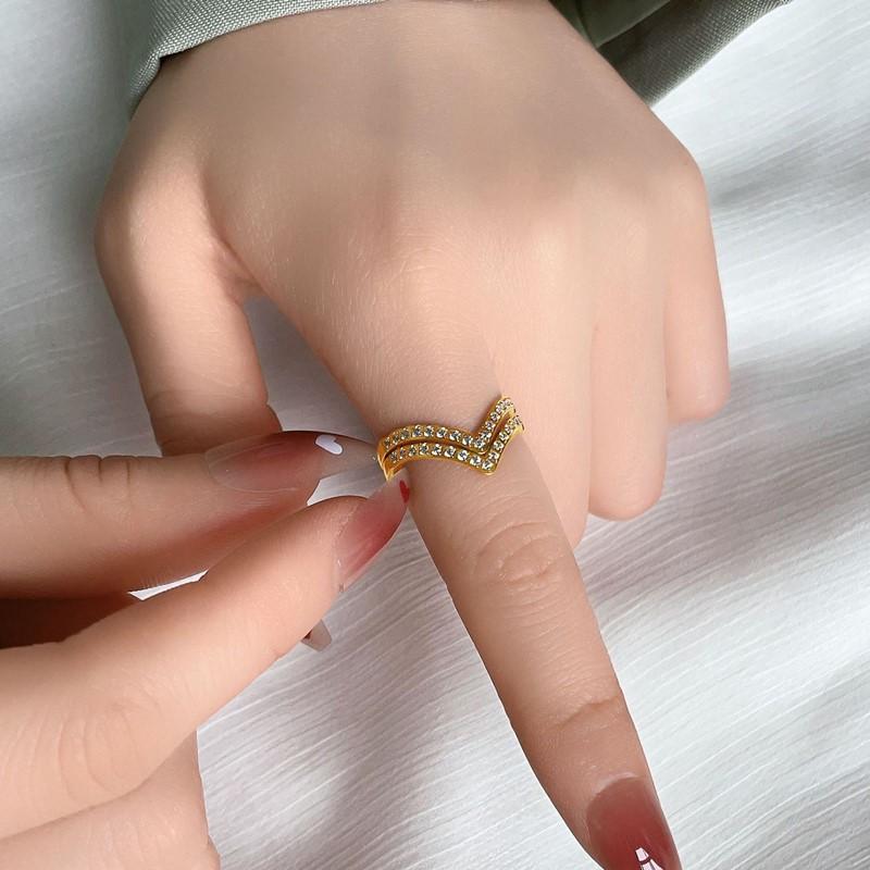 2mm Dünner V-förmiger Pave CZ Stapelbarer Ring Edelstahl Ehering für Damen Mädchen Größe 5-10