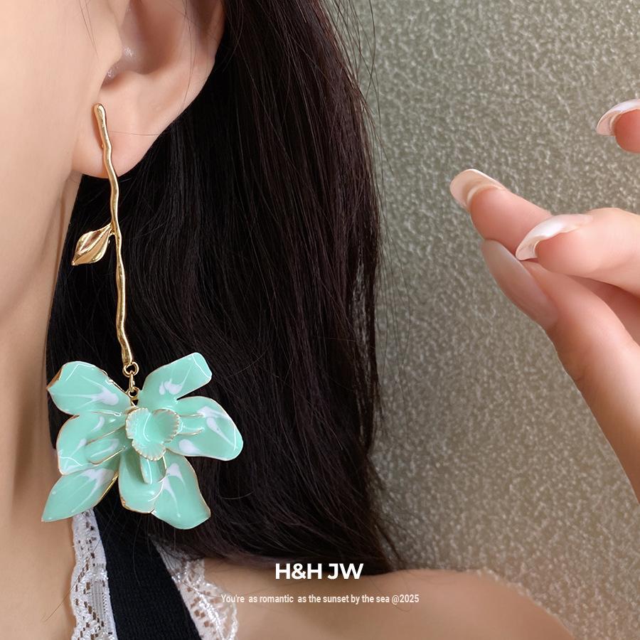 Silver needle dripping oil seaside vacation flower earrings light luxury high-end earrings fashion temperament earrings design sense niche