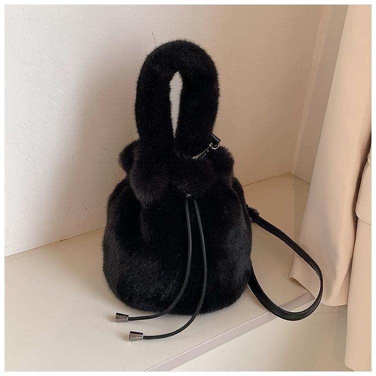 Autumn and winter new plush bag women's Korean version fashion portable bucket bag pumping belt simple single shoulder oblique span hair bag women