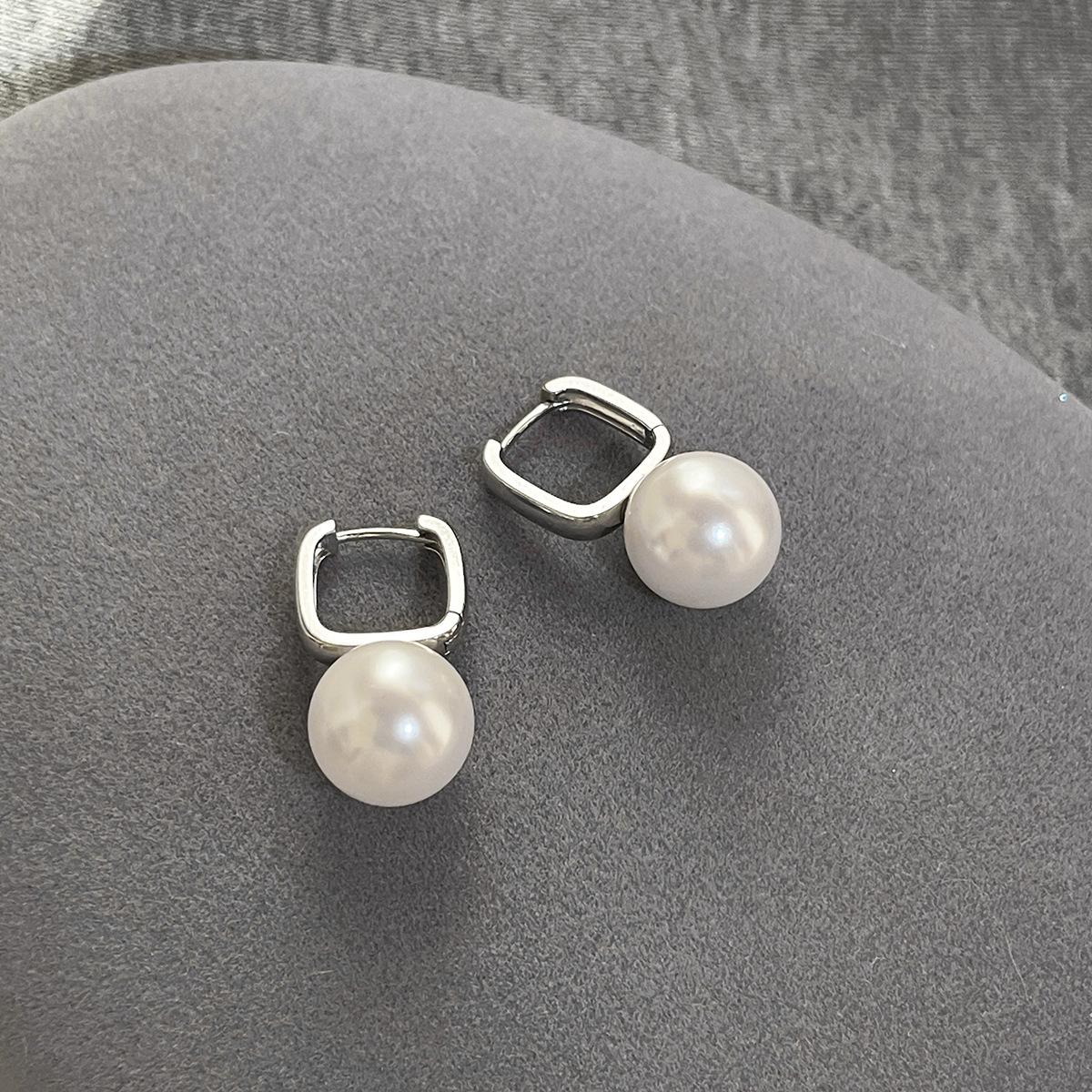 

Серьги с французским ретро-жемчугом, изысканная мода и роскошный темперамент, застежки-пряжки, небольшой ароматный стиль, серьги на осень, зиму и Новый год. A pair of 925 silver needle