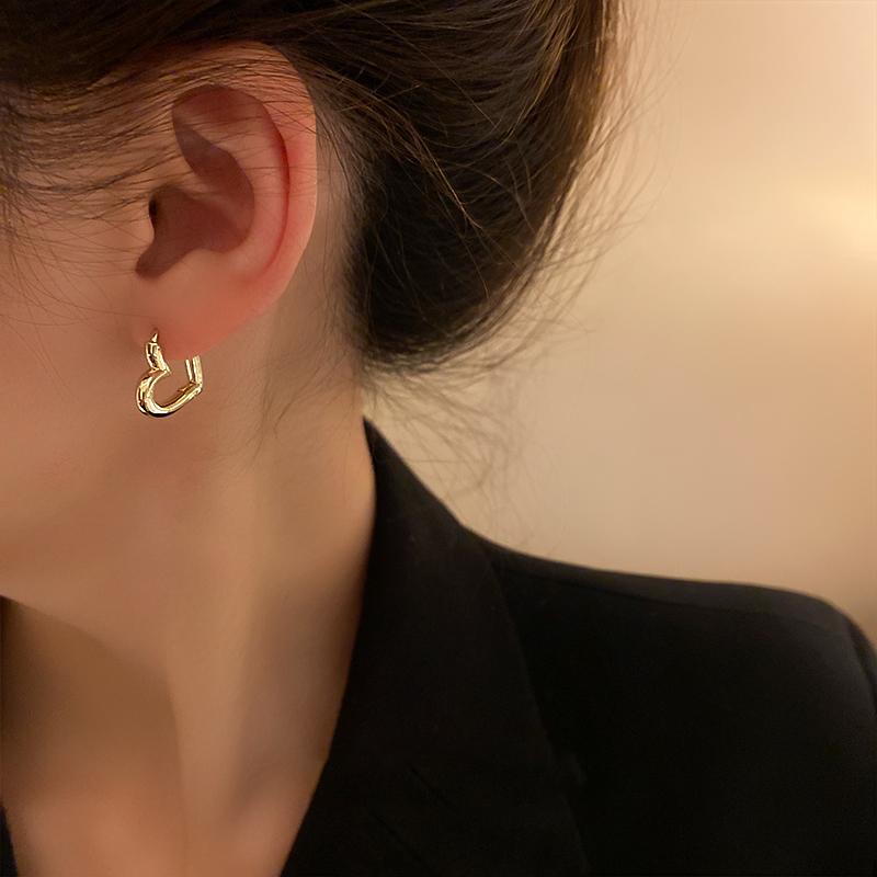 European and American Style Cool Heart - Shaped Metal Alloy Earrings: A Must - Have Accessory for Trendy Fashionistas