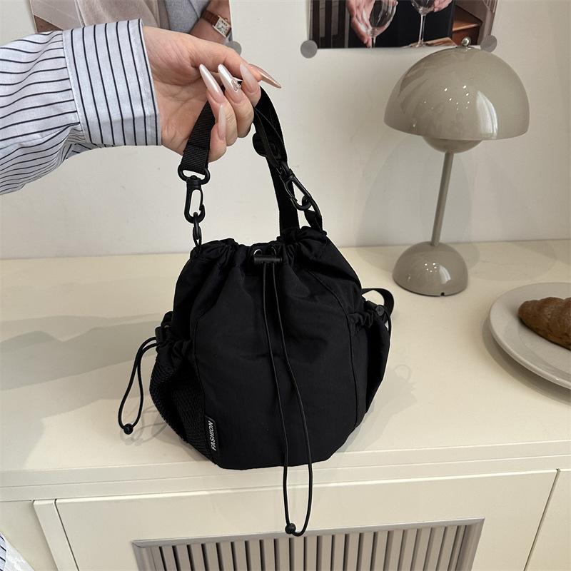 

Корейская версия ретро ин модная новая универсальная сумка-ведро женская легкая плиссированная ленивый ветер сумка-мессенджер для поездок на работу чёрный