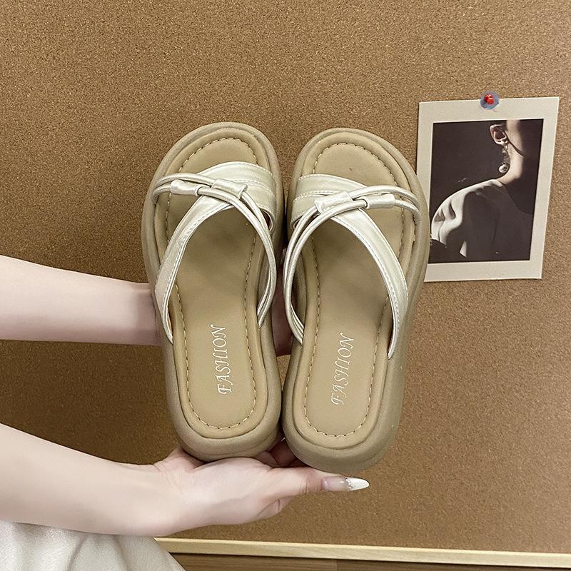 Thick-soled Shit-stepping Slippers Women's 2025 New Summer Cross-strap Beach Shoes Korean Version Out of the Street Fashion Sandals