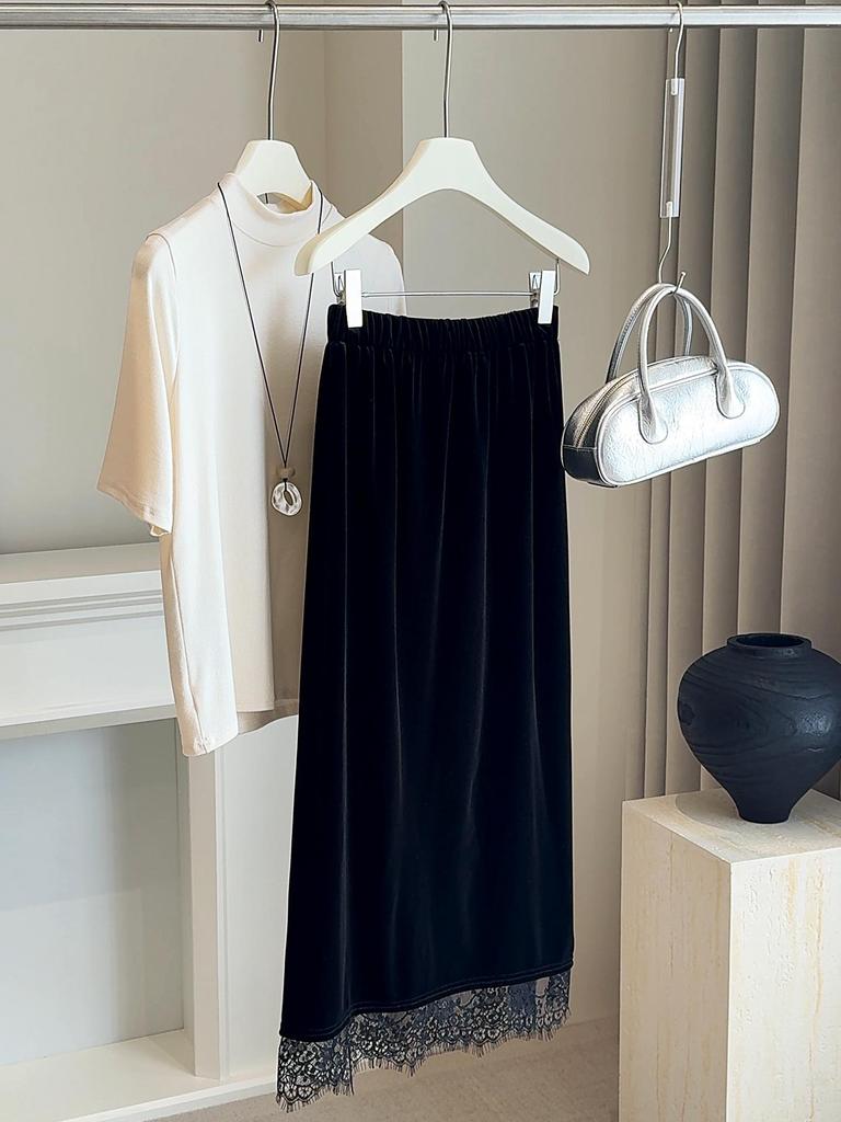 Französisches schwarzes Samt-Midikleid mit Spitzensaum und Schlitz – Herbst/Winter