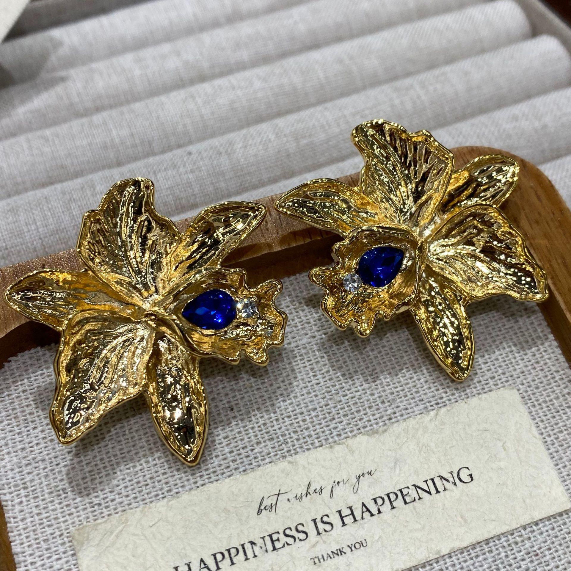 

Retro Cold Wind Stud Earrings Three-Dimensional Large Flower Earrings Fashionable Flower Exaggerated Temperament Street Shot Earrings Women