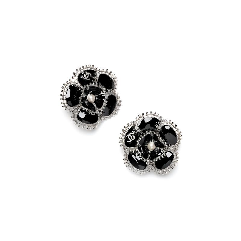 

CHANEL [23K new product] Classic Camellia Metal Pearl Ear Clip Women s Black чорний