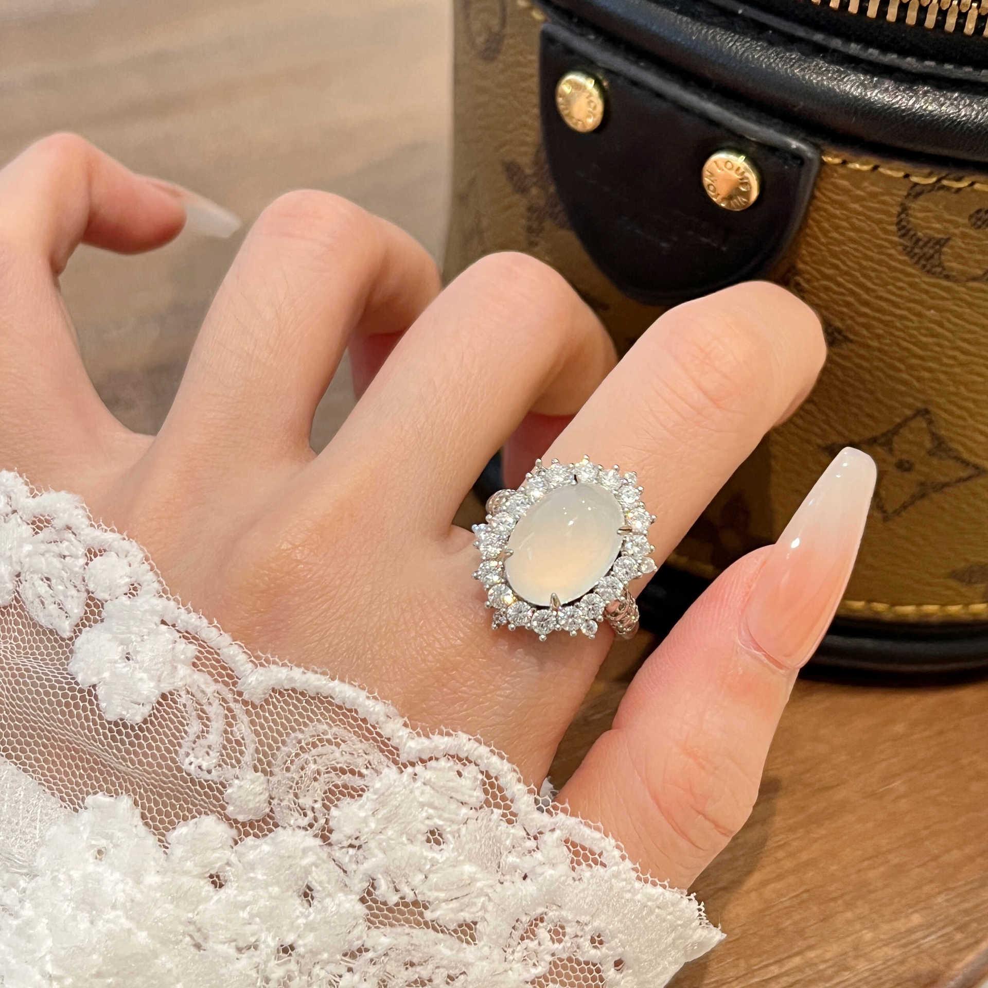 

Элегантное кольцо-разомкнутое кольцо из белого халцедона - Женский стиль хай-энд, легкая роскошь Adjustable