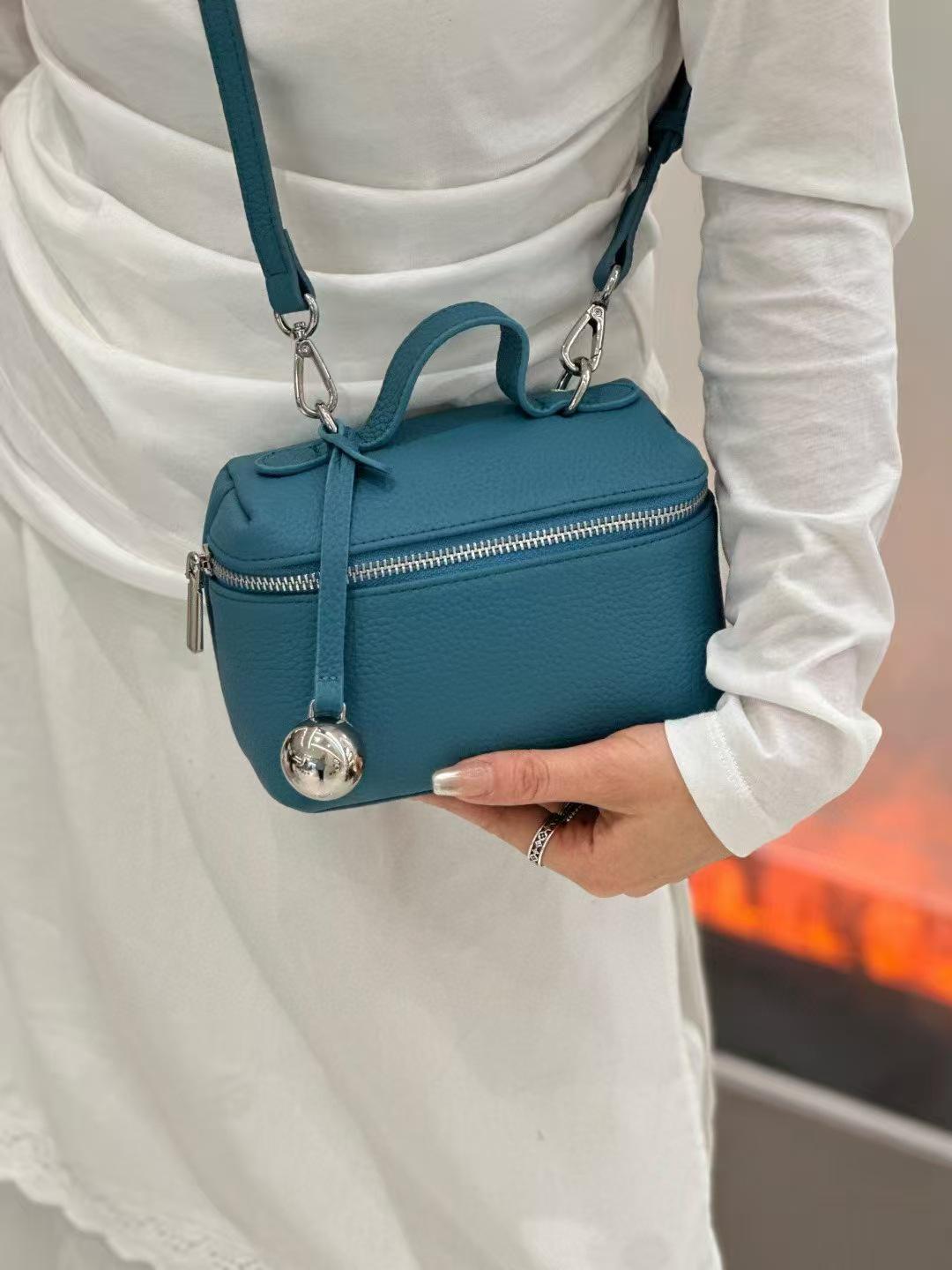 

2025 Genuine Leather Women s Commuter & Makeup Shoulder Bag: Simple, Versatile, Fashionable Handbag 17cm Length x 10cm Width x 11cm Height