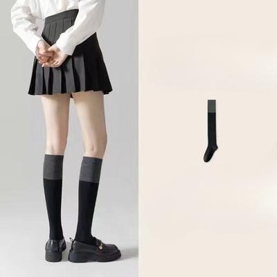 Damen Frühling und Herbst Einfarbig Schwarz und Grau Patchwork Wadenlange Socken, Schlankmachende und Langbeinige Socken, Studentische Trendsocken