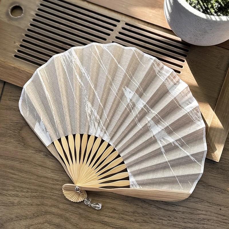 Ventaglio Pieghevole in Seta a Forma di Conchiglia Stile Giapponese Retrò da Donna in Bambù con Ciondolo Colore Unico Stecca Curva per Matrimonio