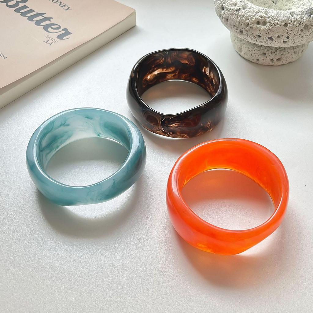 Verlaufendes halbtransparentes Harzarmband – Modisches breites rundes Armband für Damen, farbecht