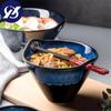 Sügavsinine keraamiline salat, riisinuudlikussi lauanõud