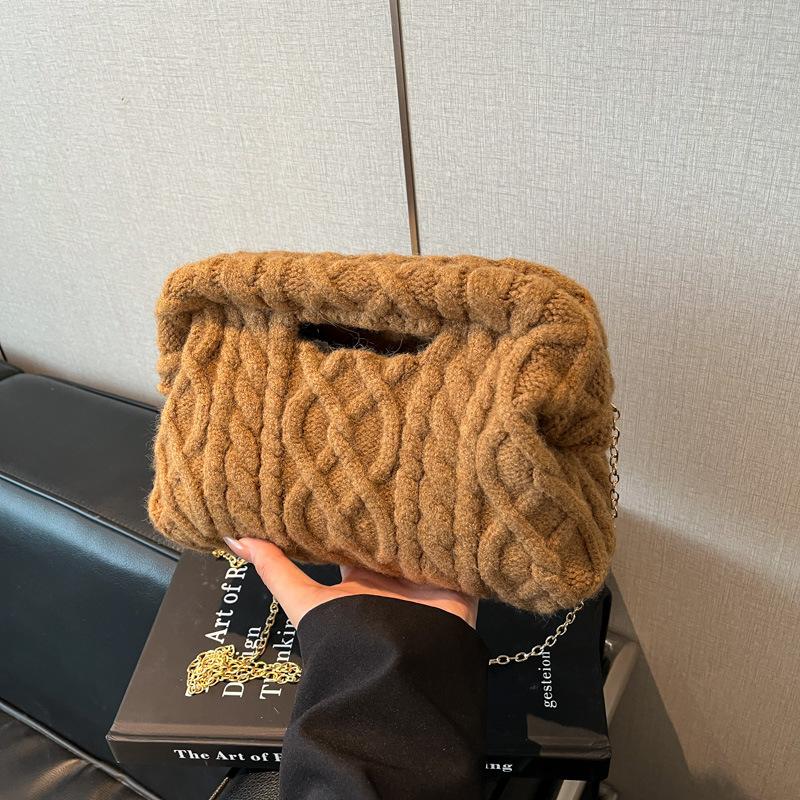 Autumn and winter super fire niche wool knitted bag women's 2025 new versatile chain messenger bag super fire cloud bag